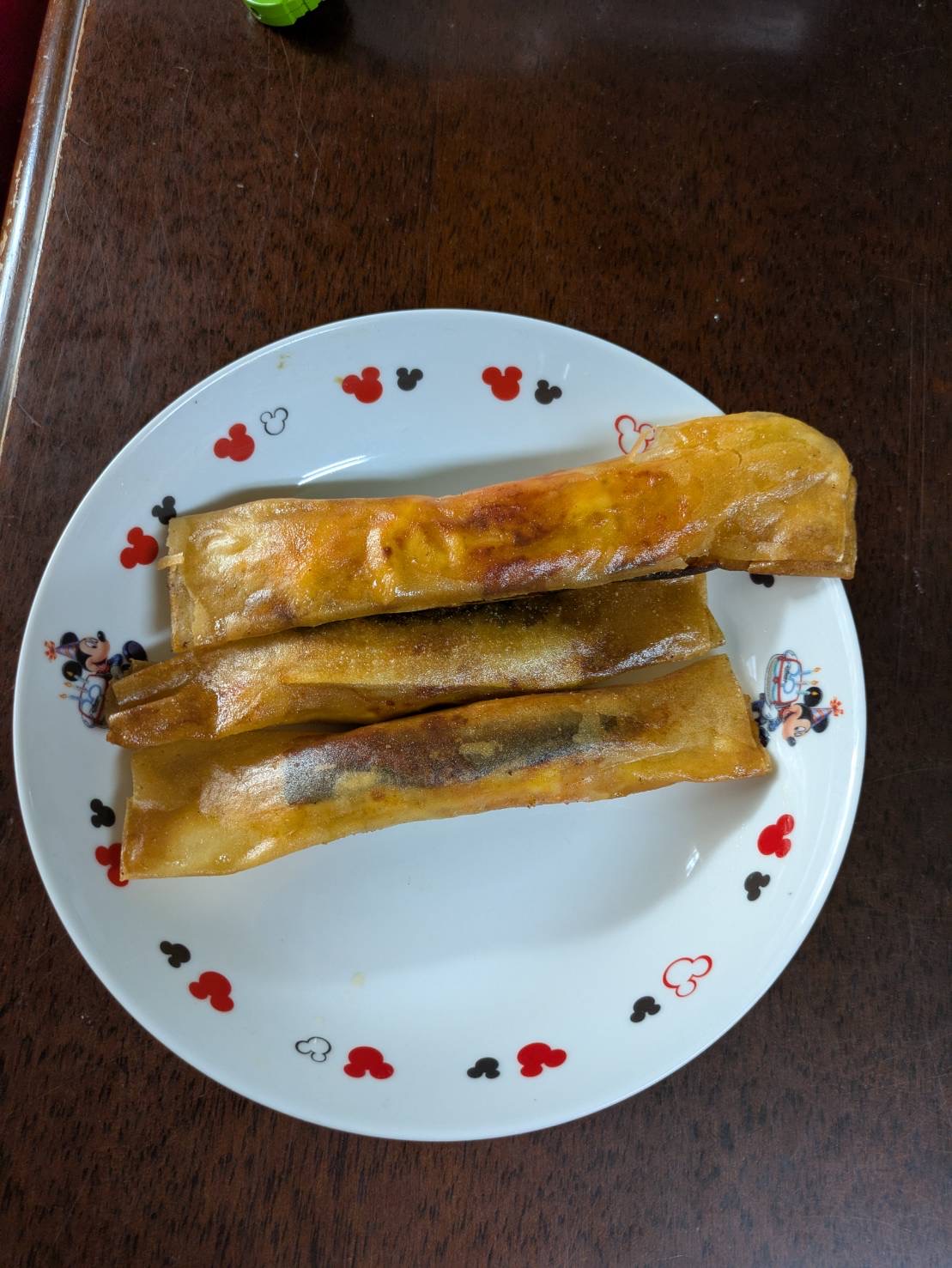 お皿にイワシのスティックピザが盛り付けられている