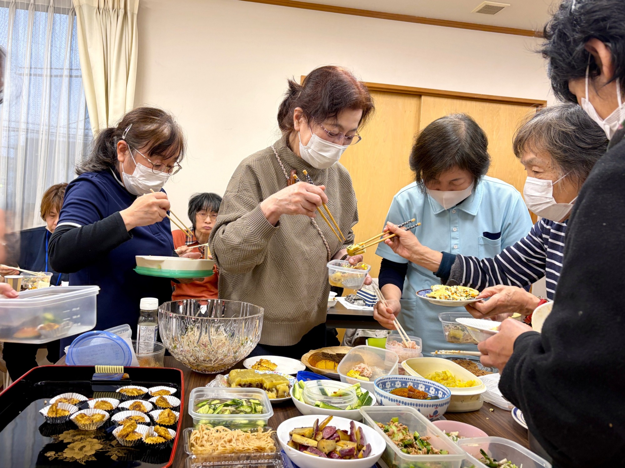 料理を試食している様子