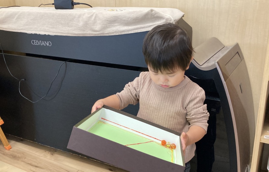 製作するこども6枚