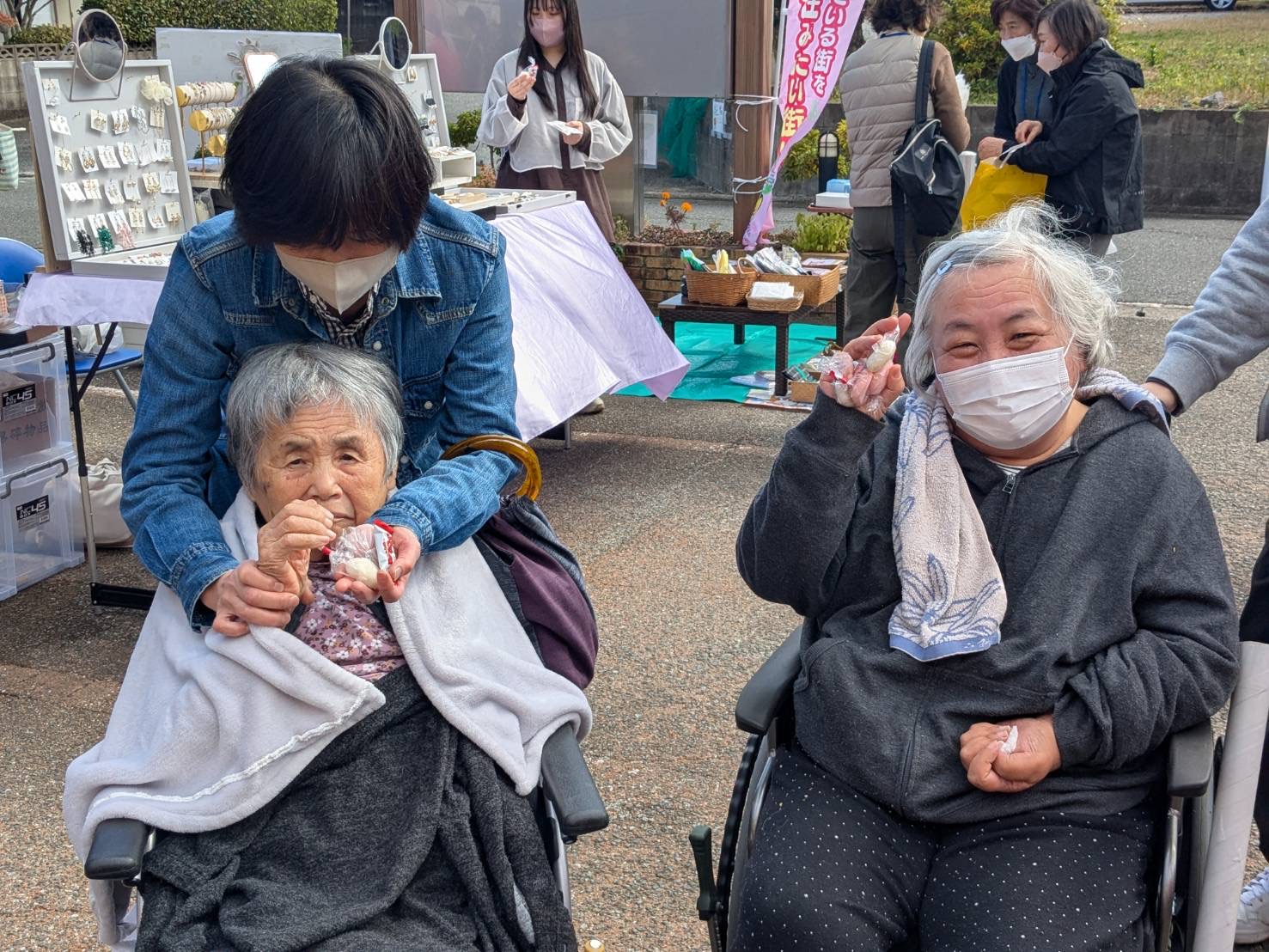 餅まきでもちをゲットして嬉しそうな利用者さん