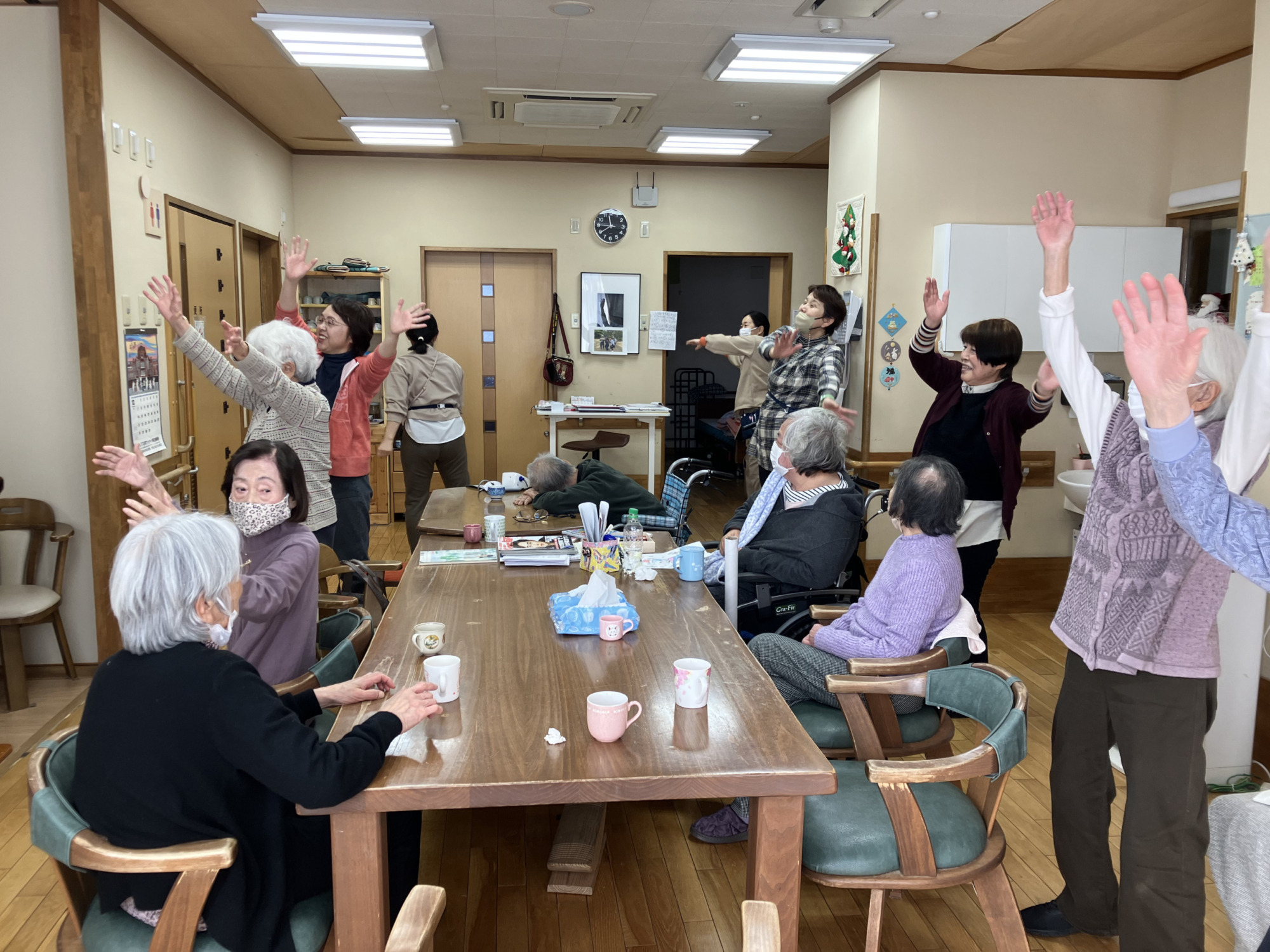 ダンスの練習をするワーカーと利用者さんたち