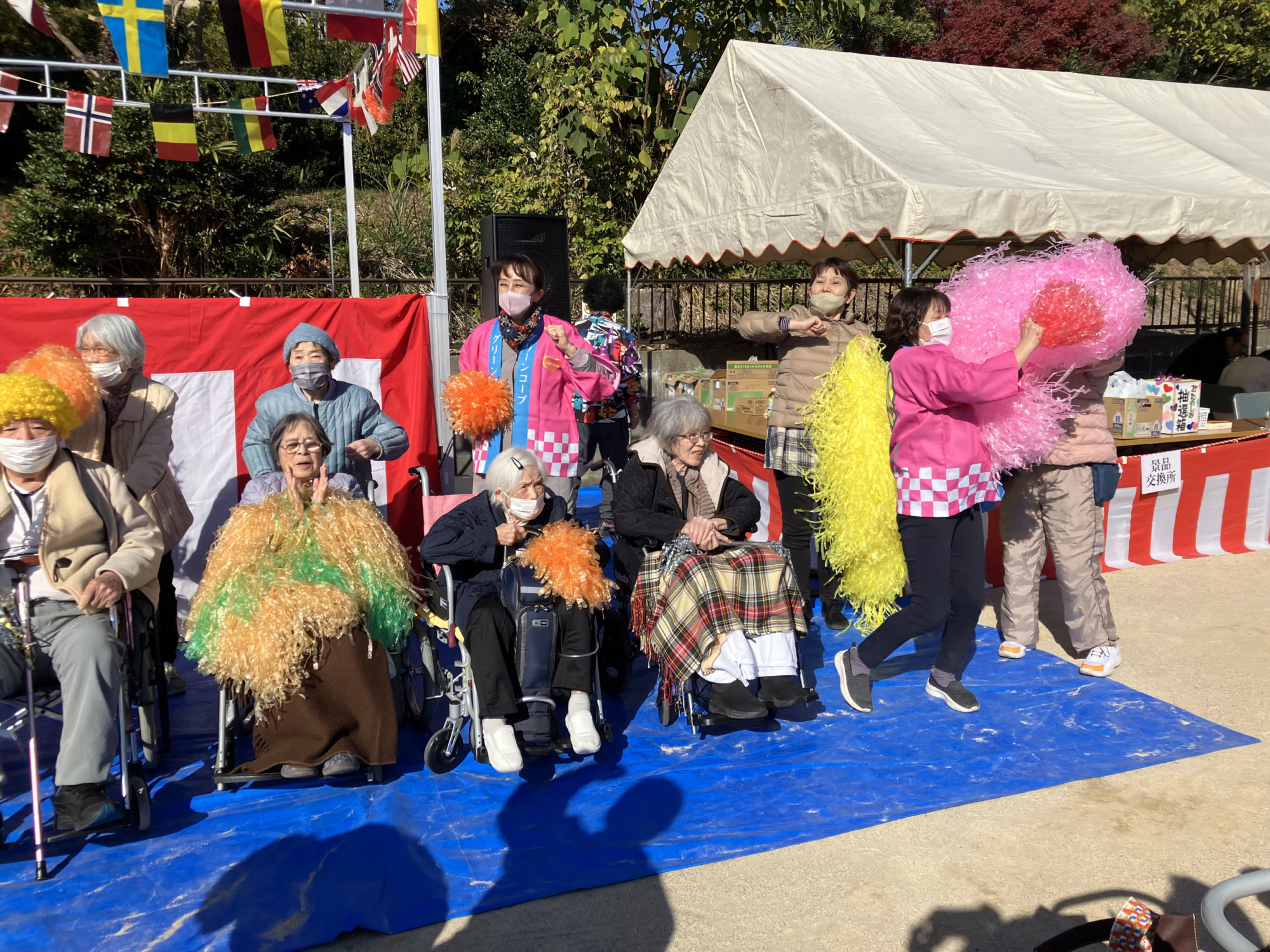 ダンスを披露する利用者さんたち