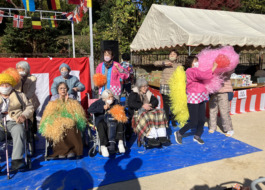 ダンスを披露する利用者さんたち