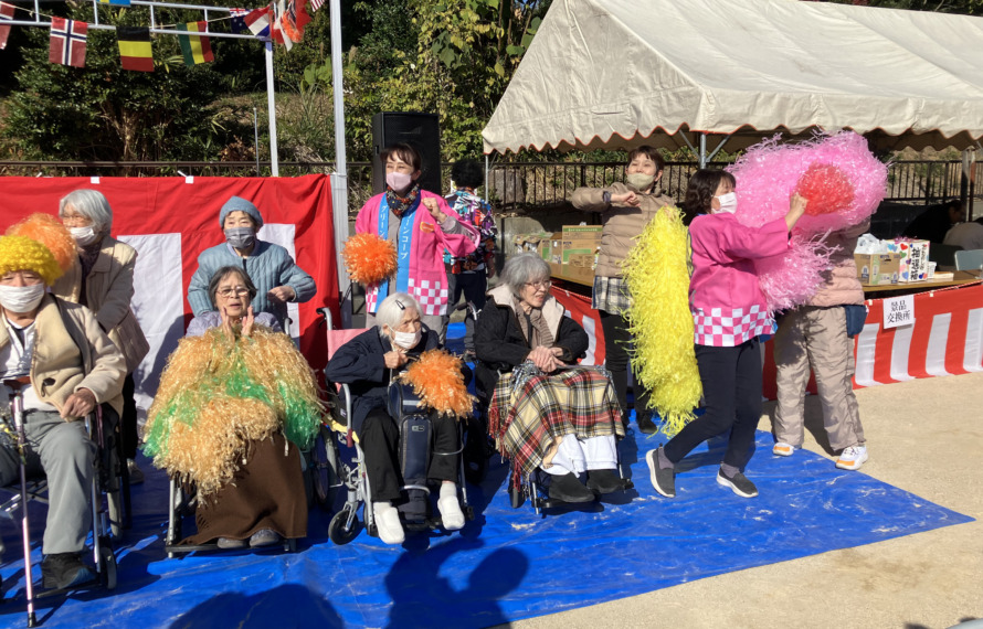 ダンスを披露する利用者さんたち