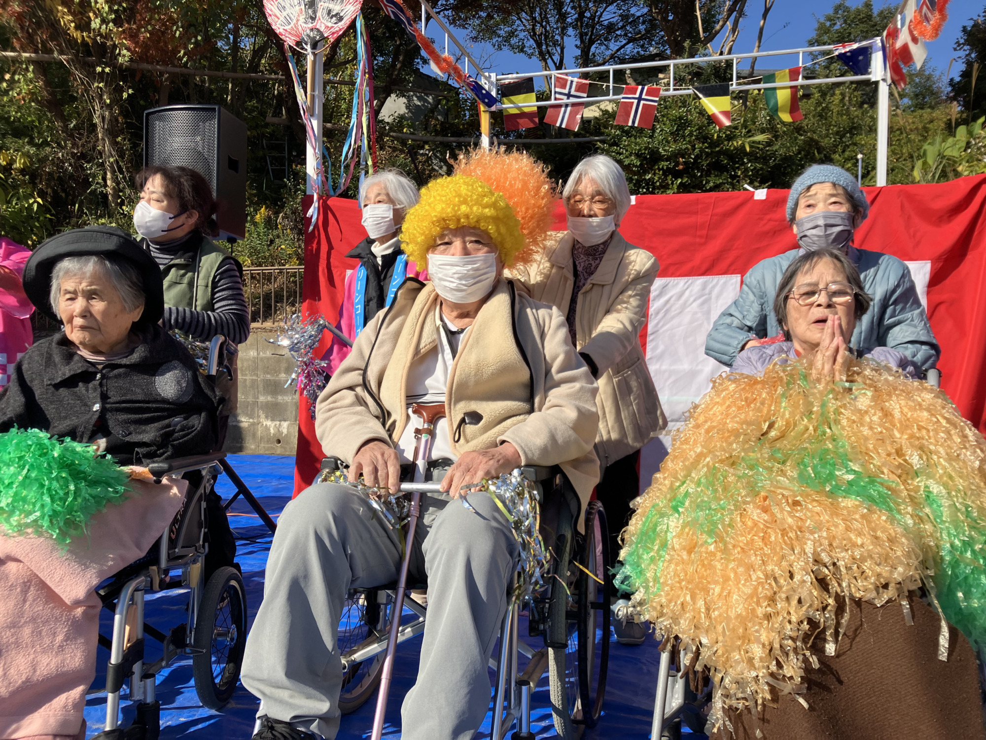 ダンスを披露する利用者さんたち