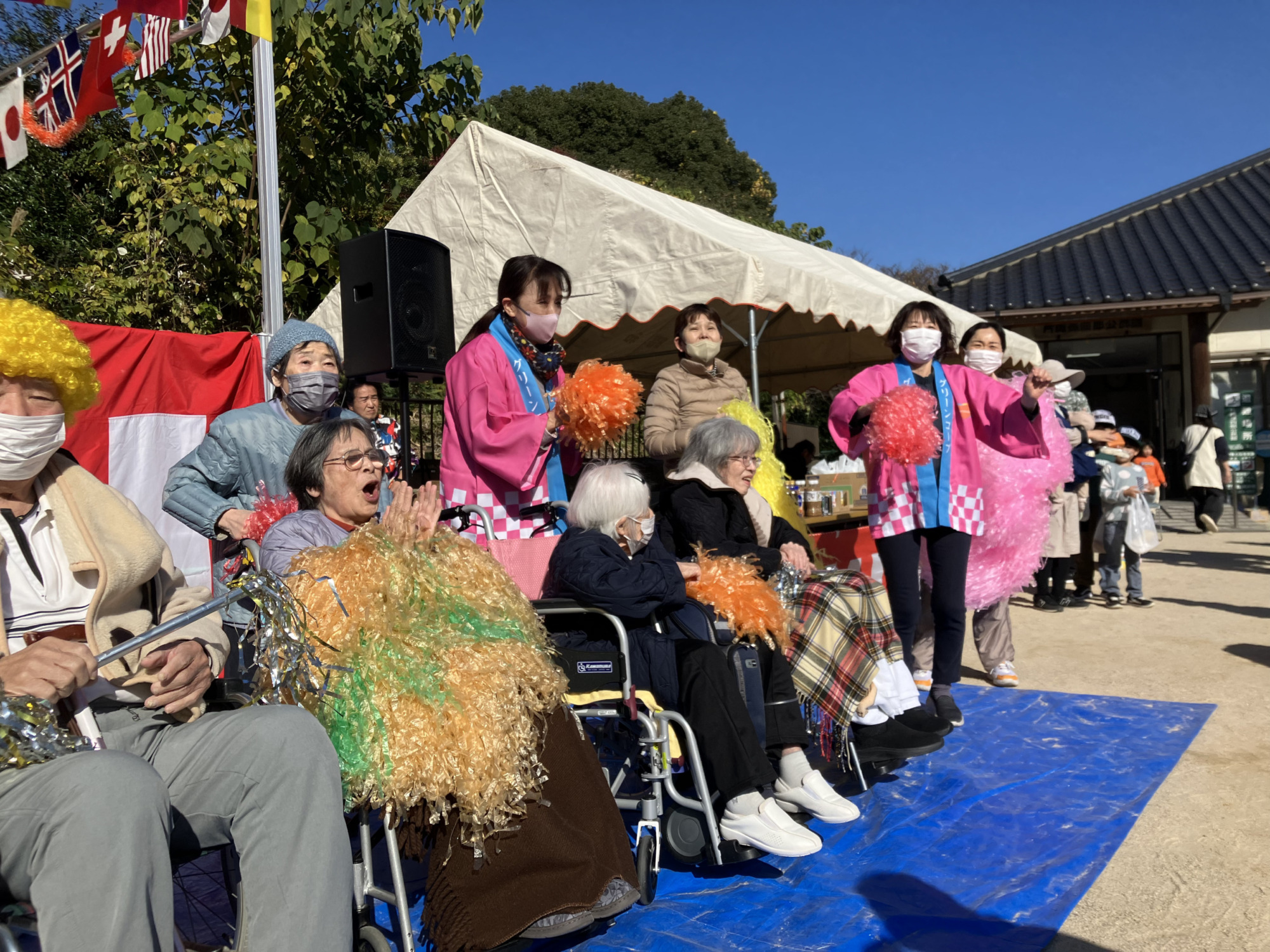 ノリノリでダンスをする利用者さんたち