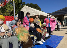ノリノリでダンスをする利用者さんたち