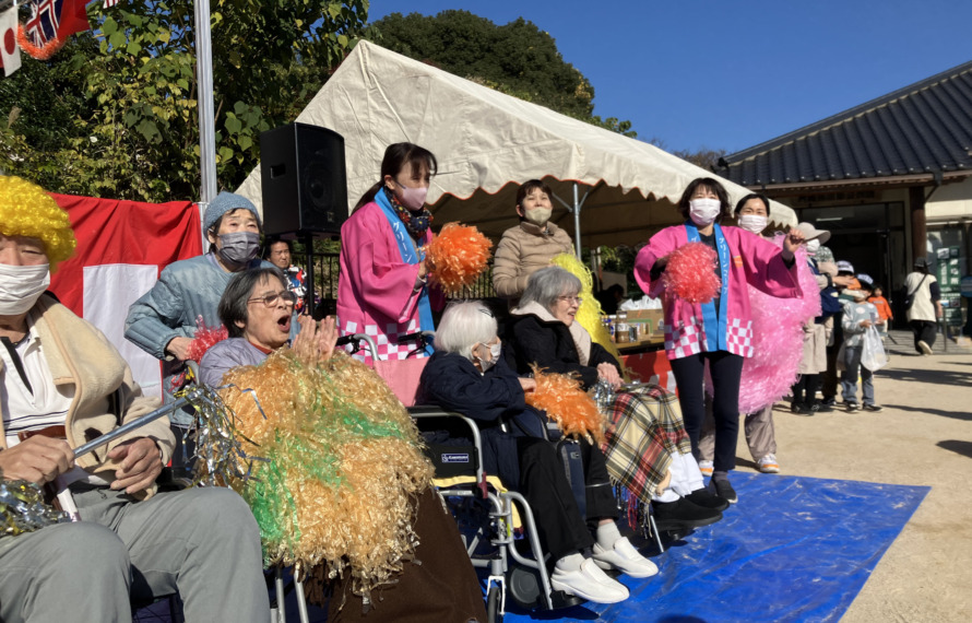 ノリノリでダンスをする利用者さんたち