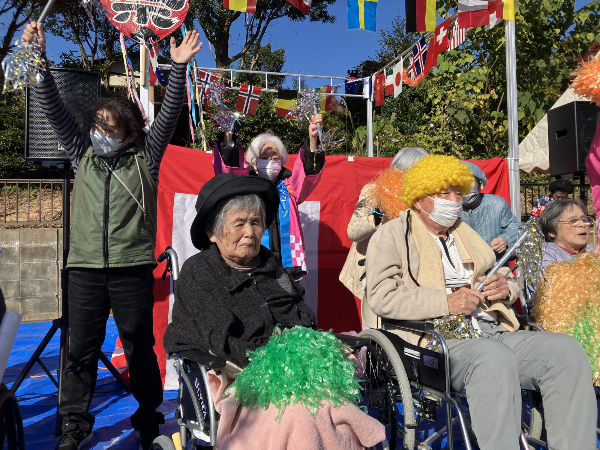 ノリノリでダンスをする利用者さんたち