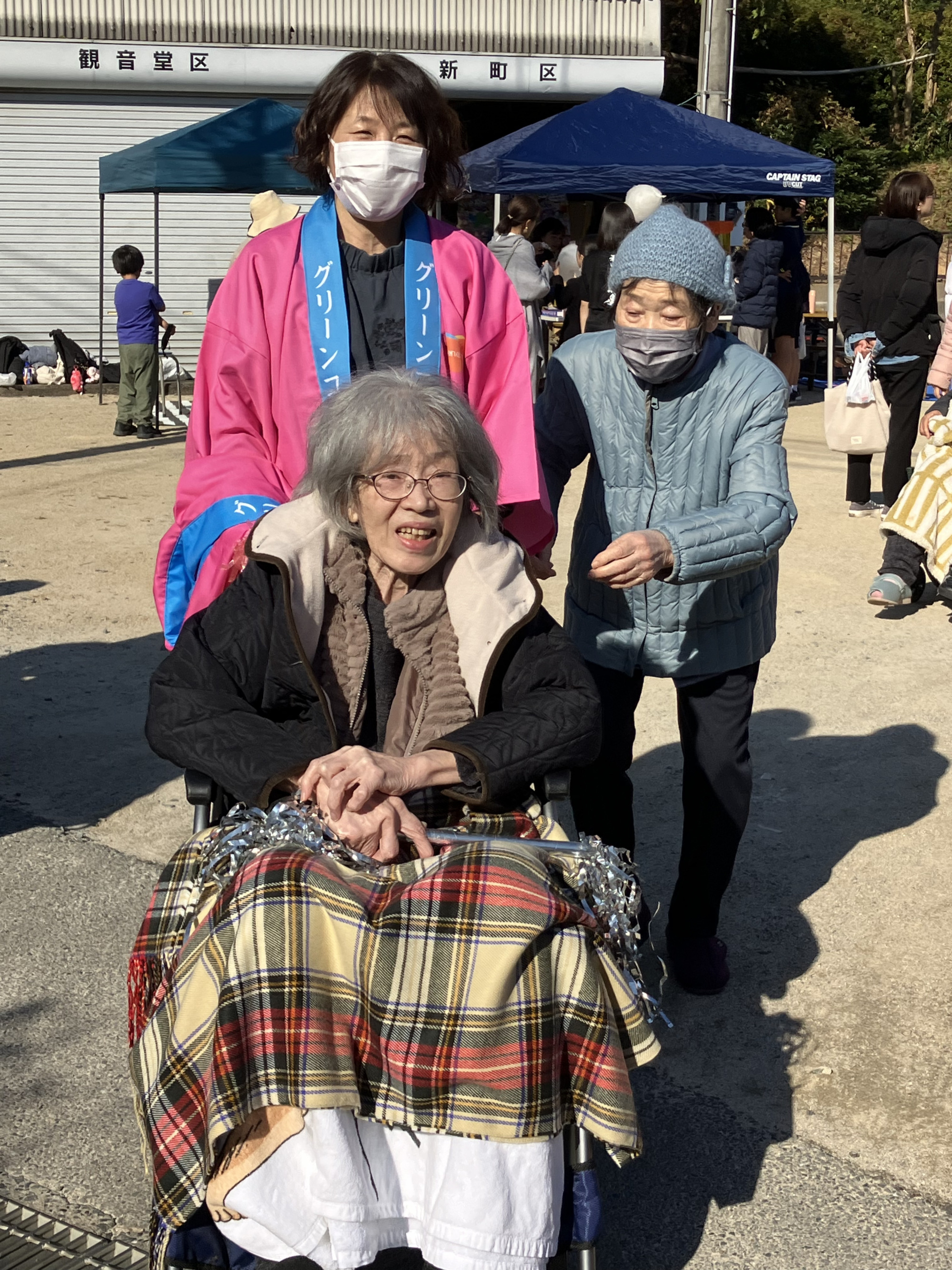 おまつりを楽しむ利用者さんたち