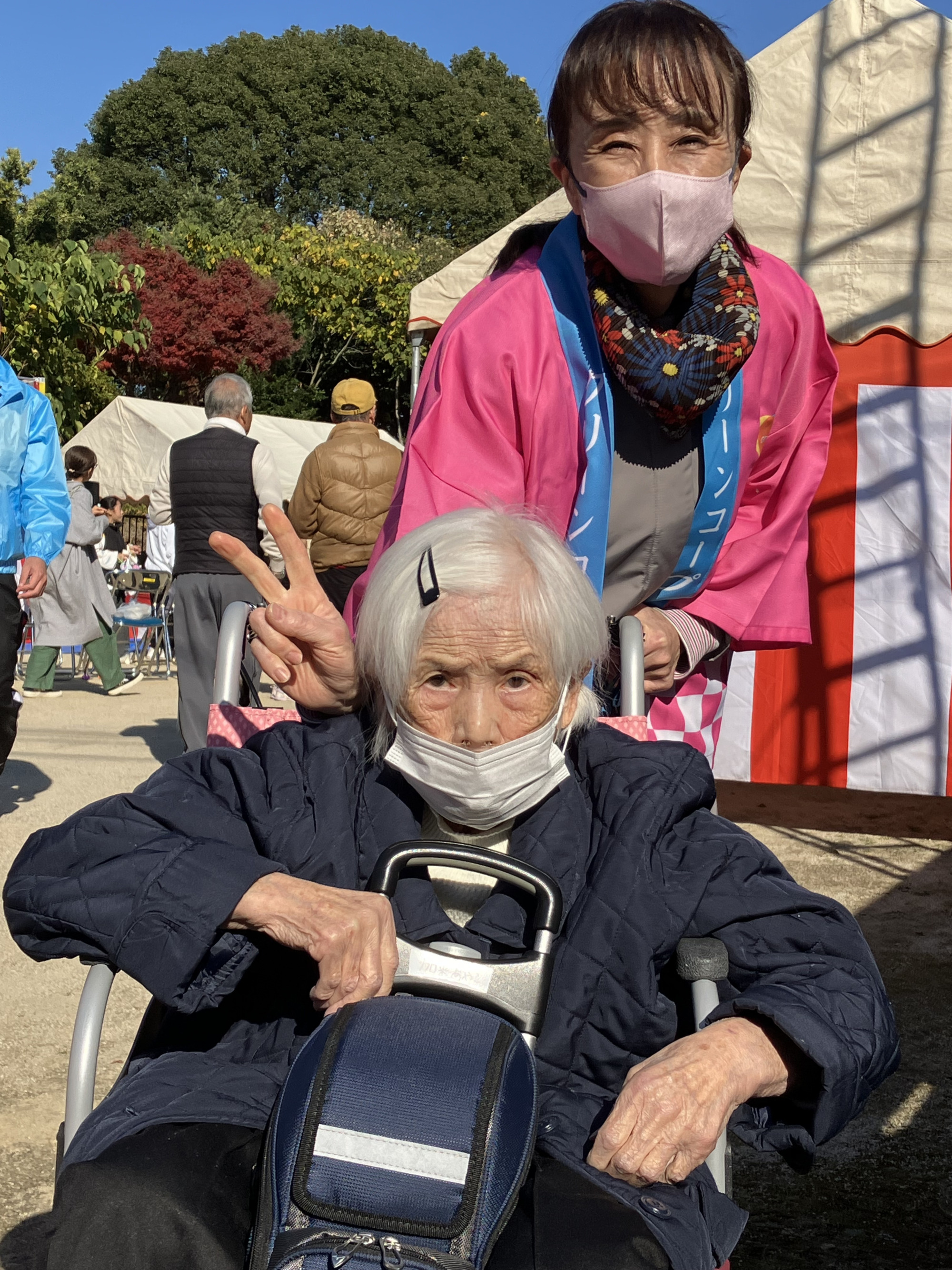 おまつりを楽しむ利用者さん