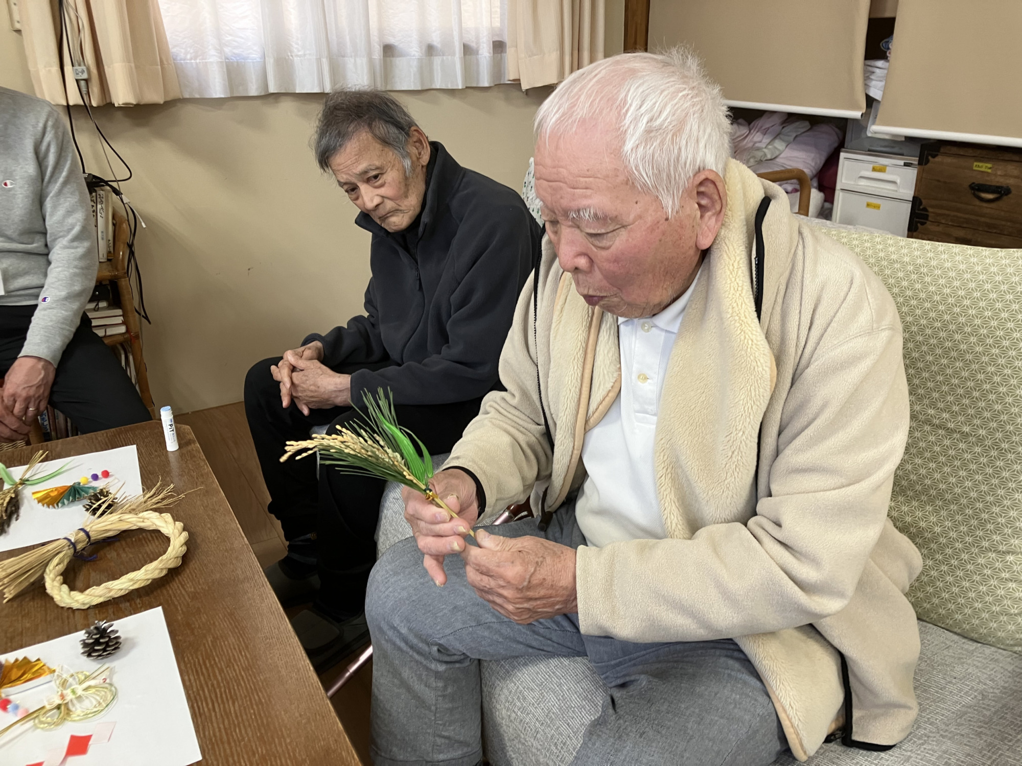 しめ縄を作っている男性利用者さんたち