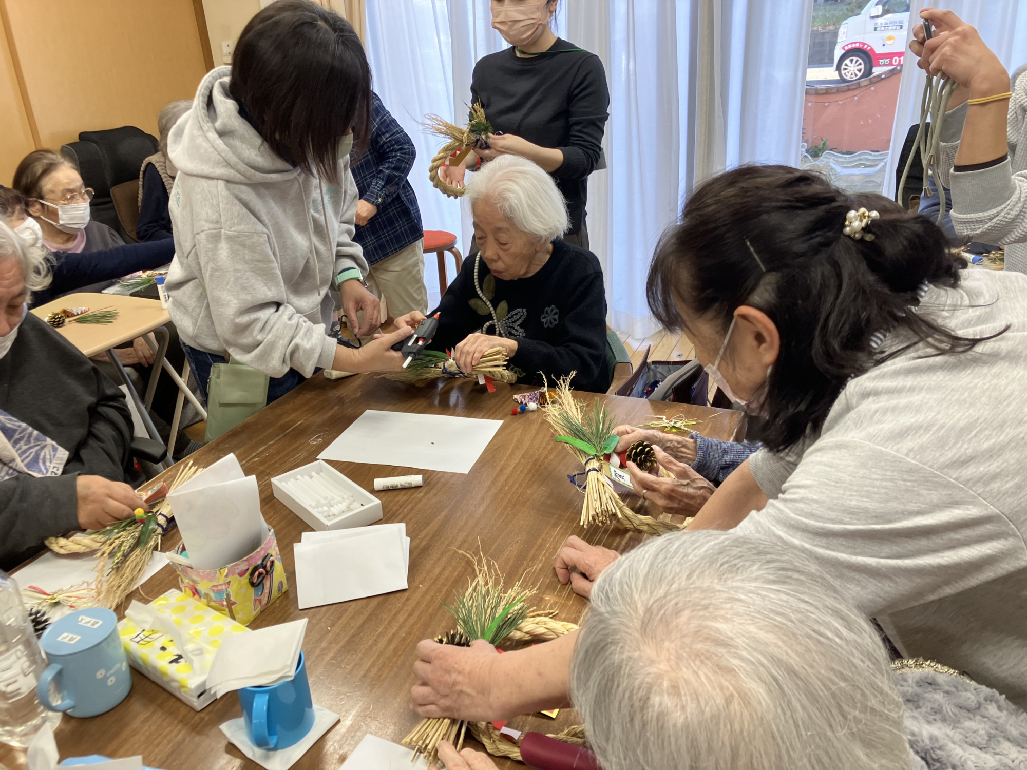 しめ縄づくりをする利用者さんたち