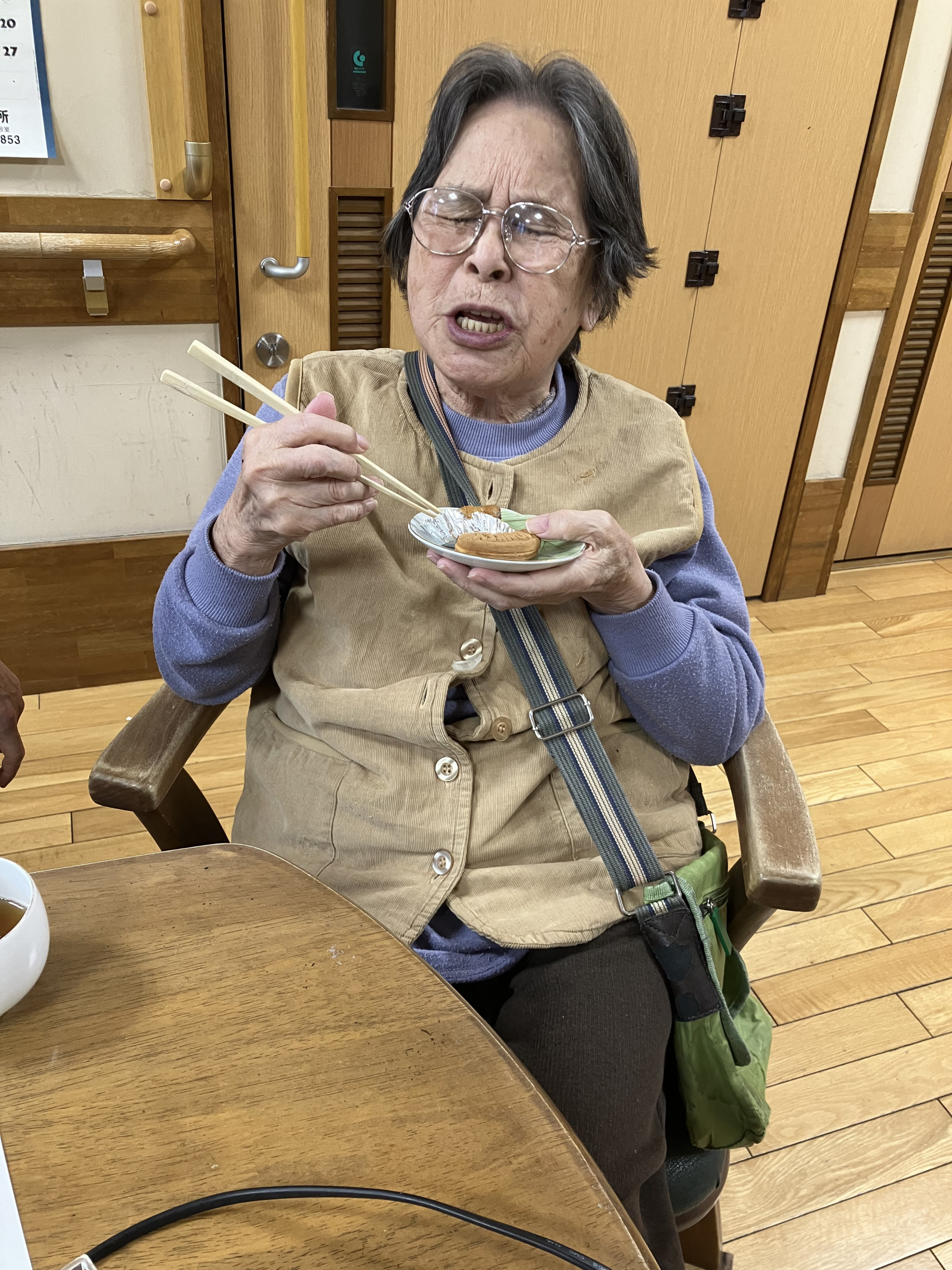 おやつを美味しそうに食べる利用者さん
