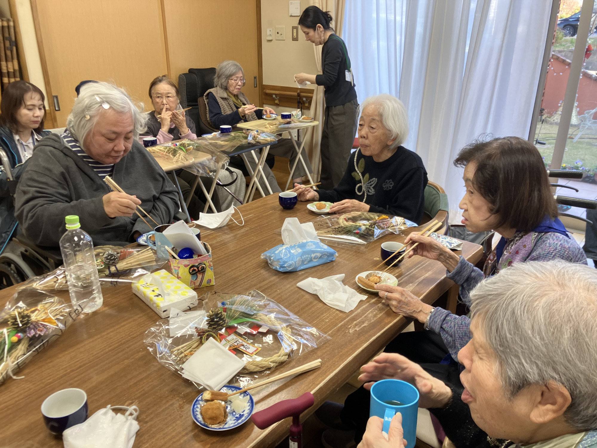 しめ縄づくり後におやつを食べる利用者さんたち
