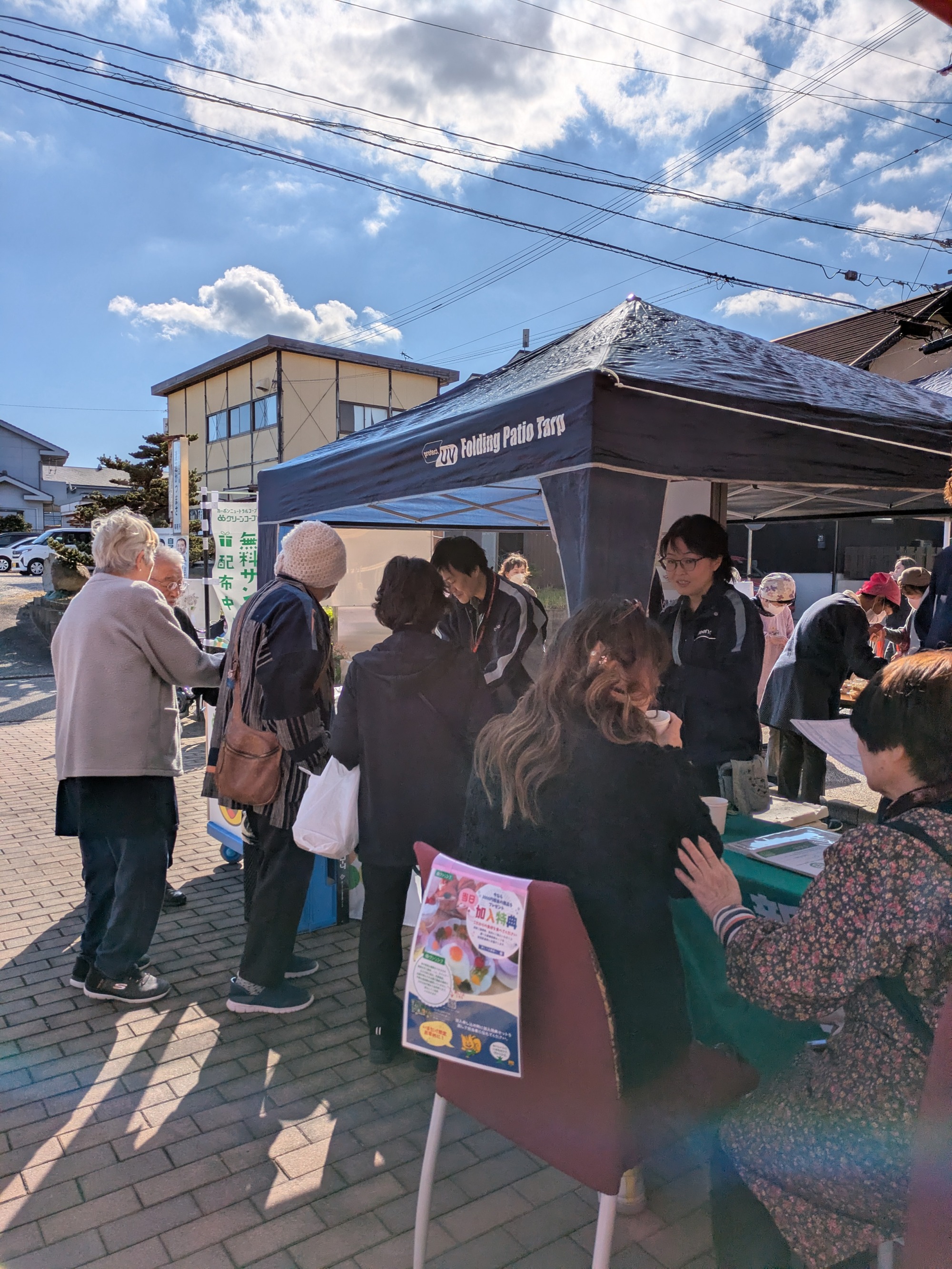 グリーンコープの試食に集まる来場者