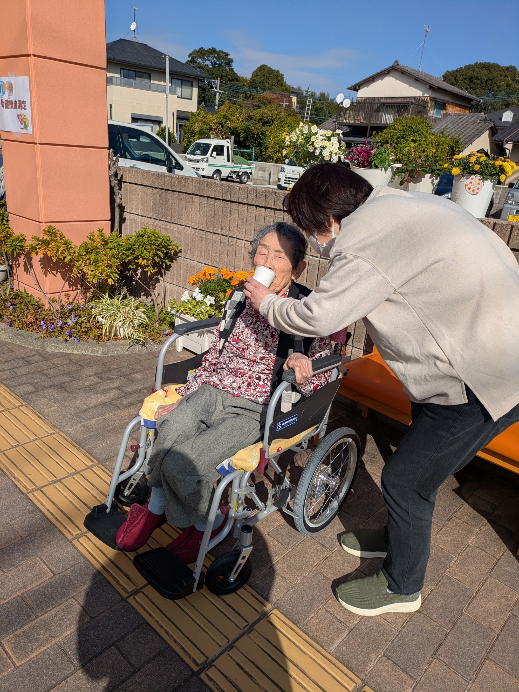 試食のたまごスープを食べる利用者さん