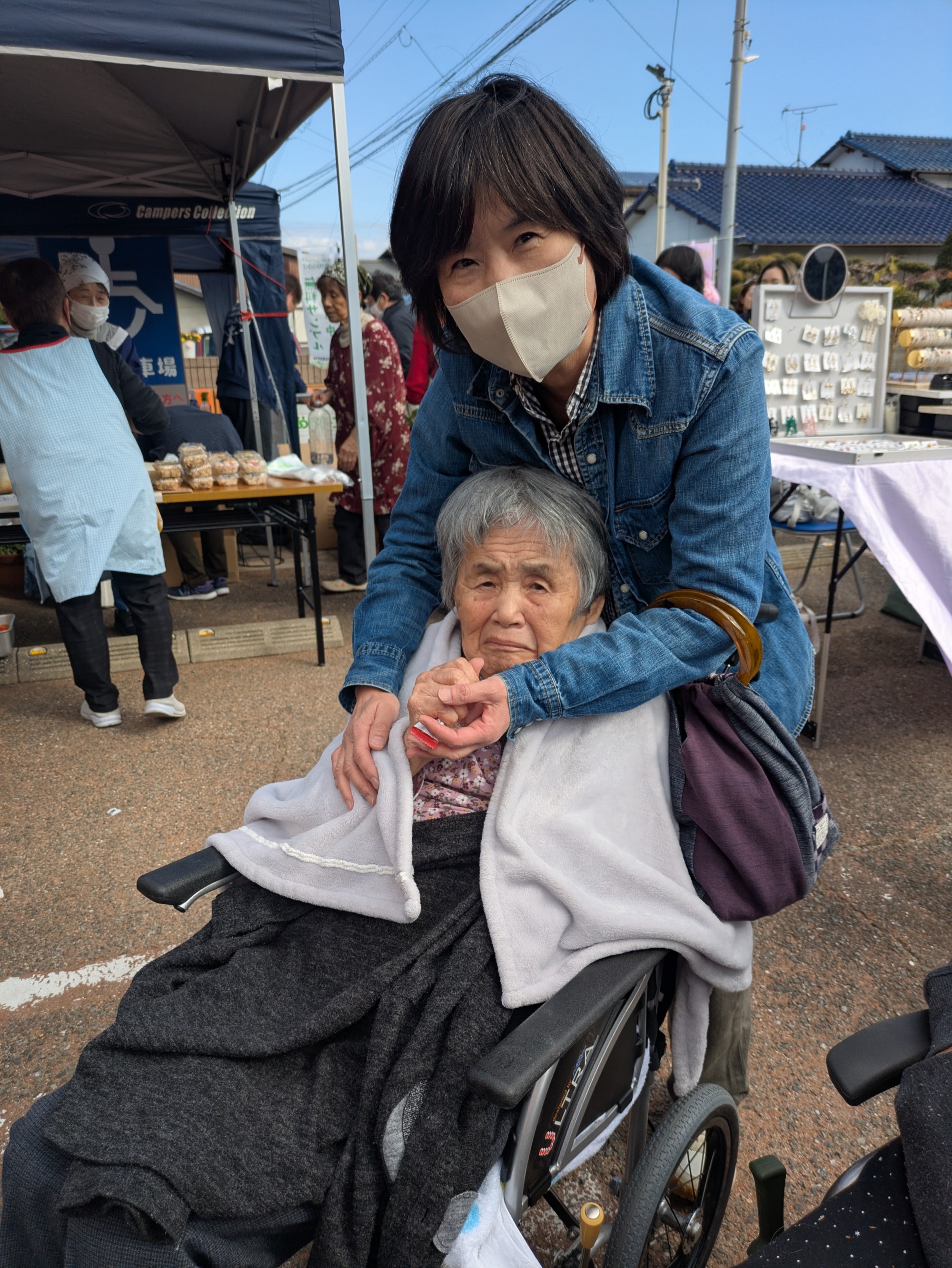 餅まきでもちをゲットした利用者さんとご家族