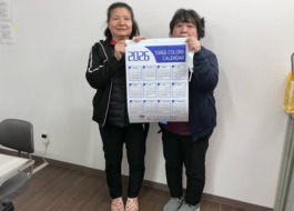 女性2名がカレンダーを持っている