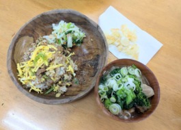 鯖ばら寿司、けんちん味噌汁、酢の物、手作りピール