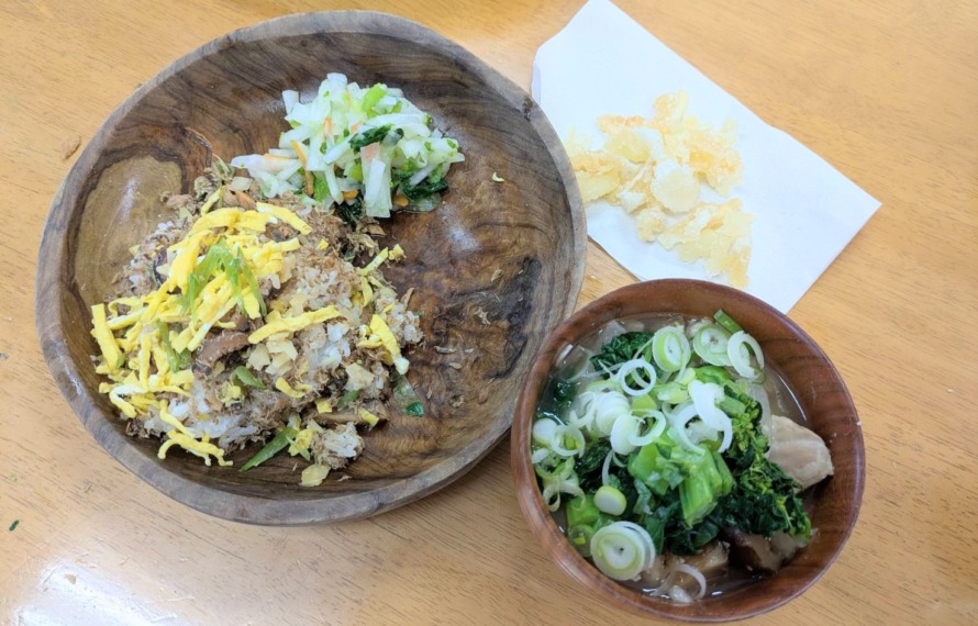 鯖ばら寿司、けんちん味噌汁、酢の物、手作りピール