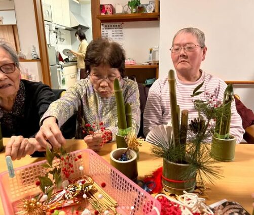門松づくりをする利用者さんたち