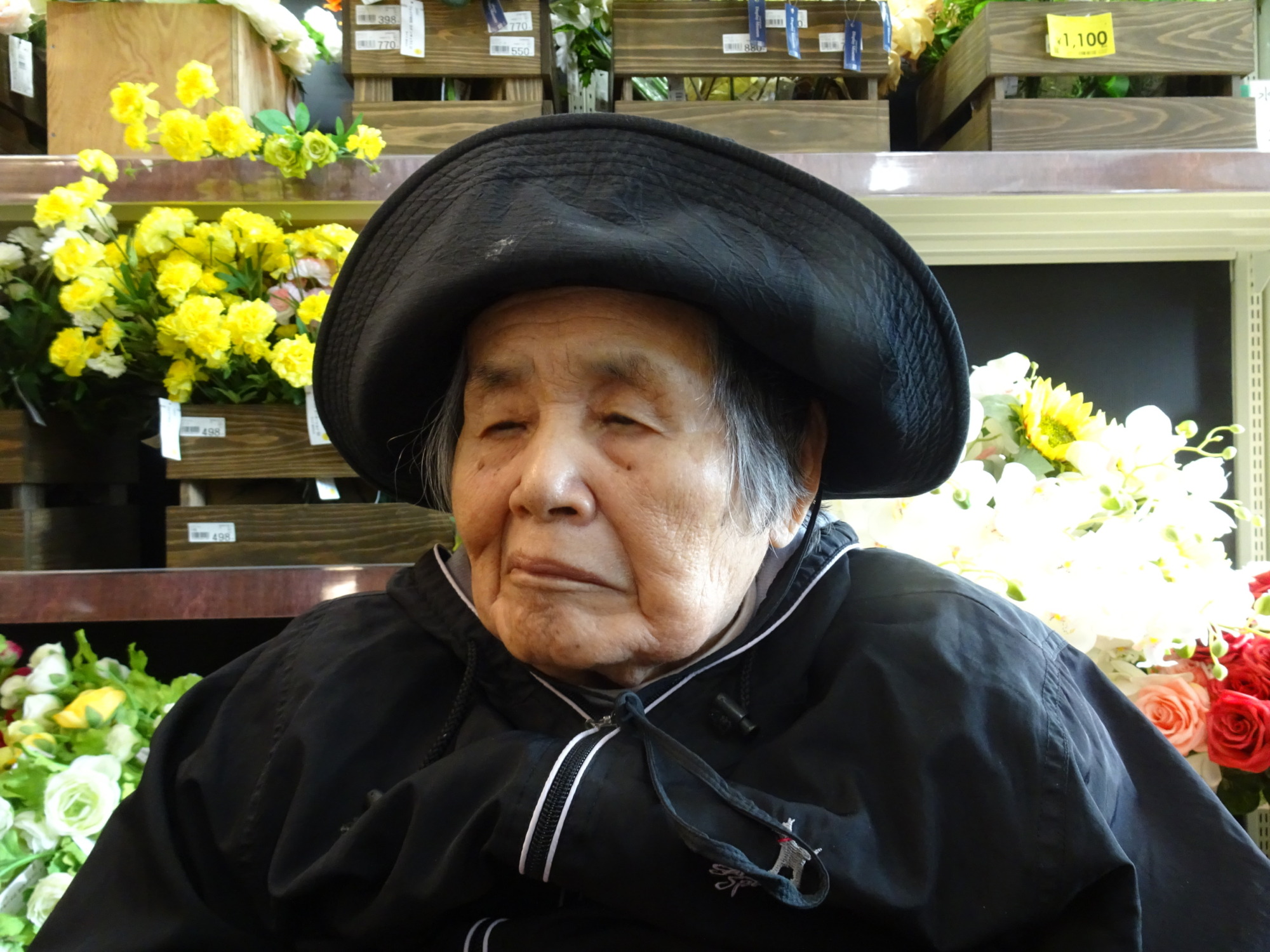 花の前で写真を撮る利用者さん