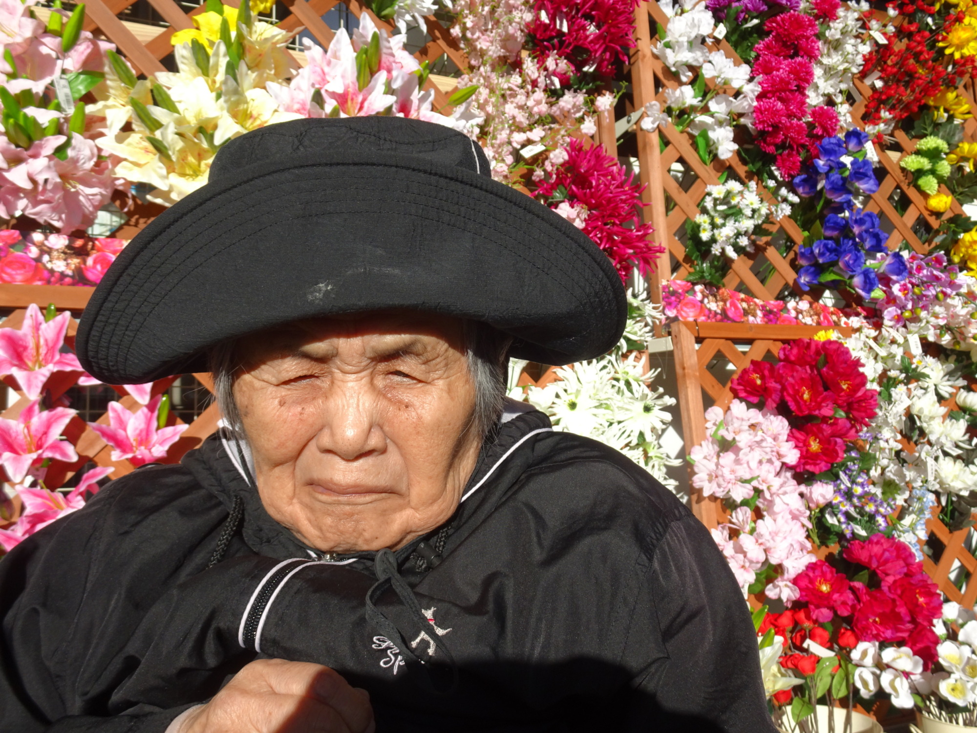 花の前で写真を撮る利用者さん