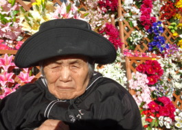 花の前で写真を撮る利用者さん