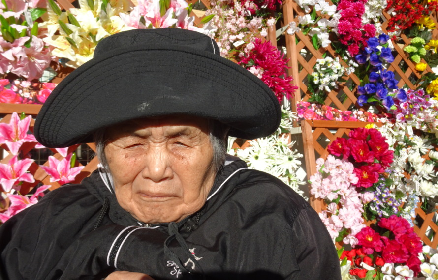 花の前で写真を撮る利用者さん