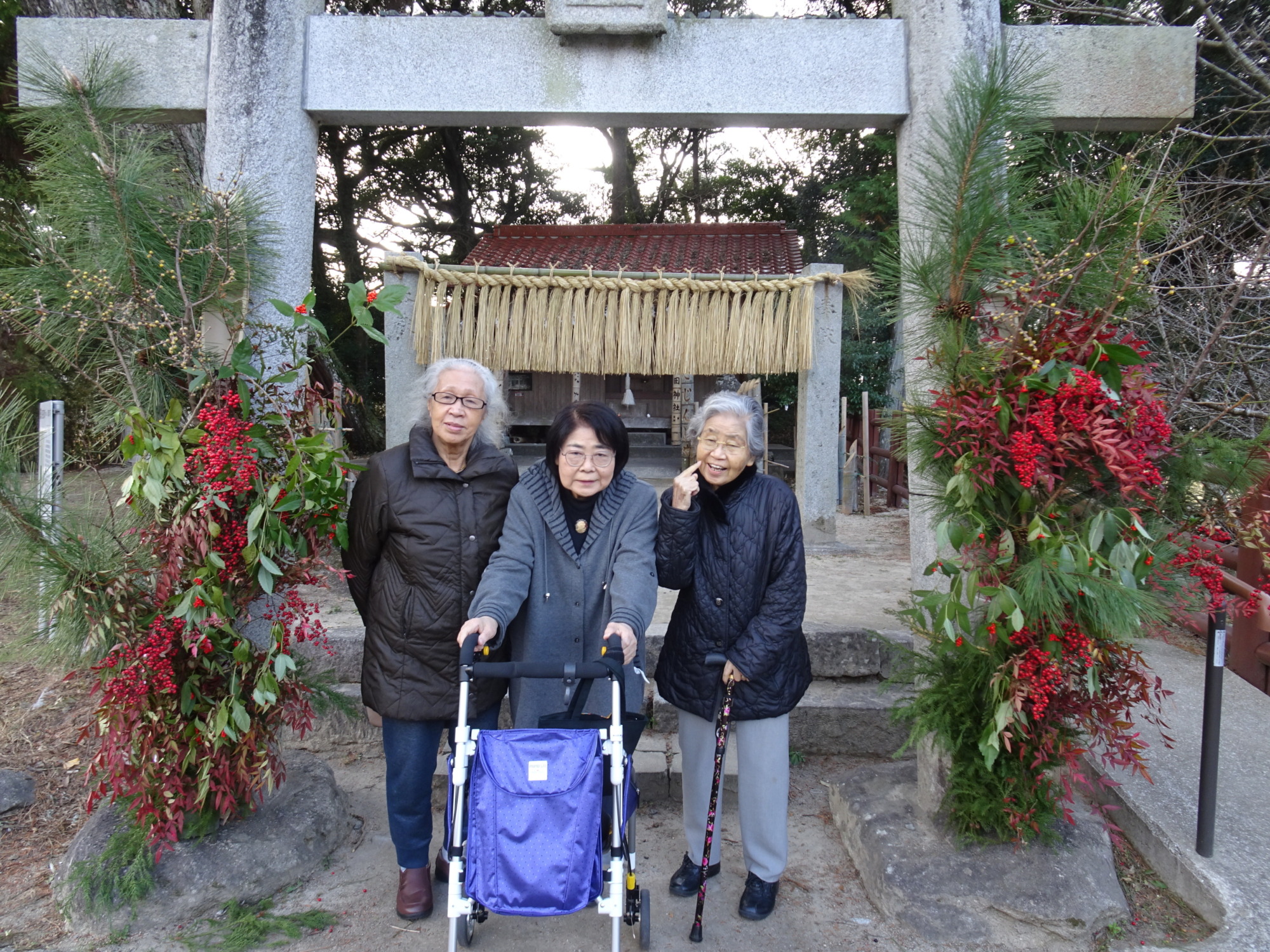 鳥居の前で写る利用者さんたち