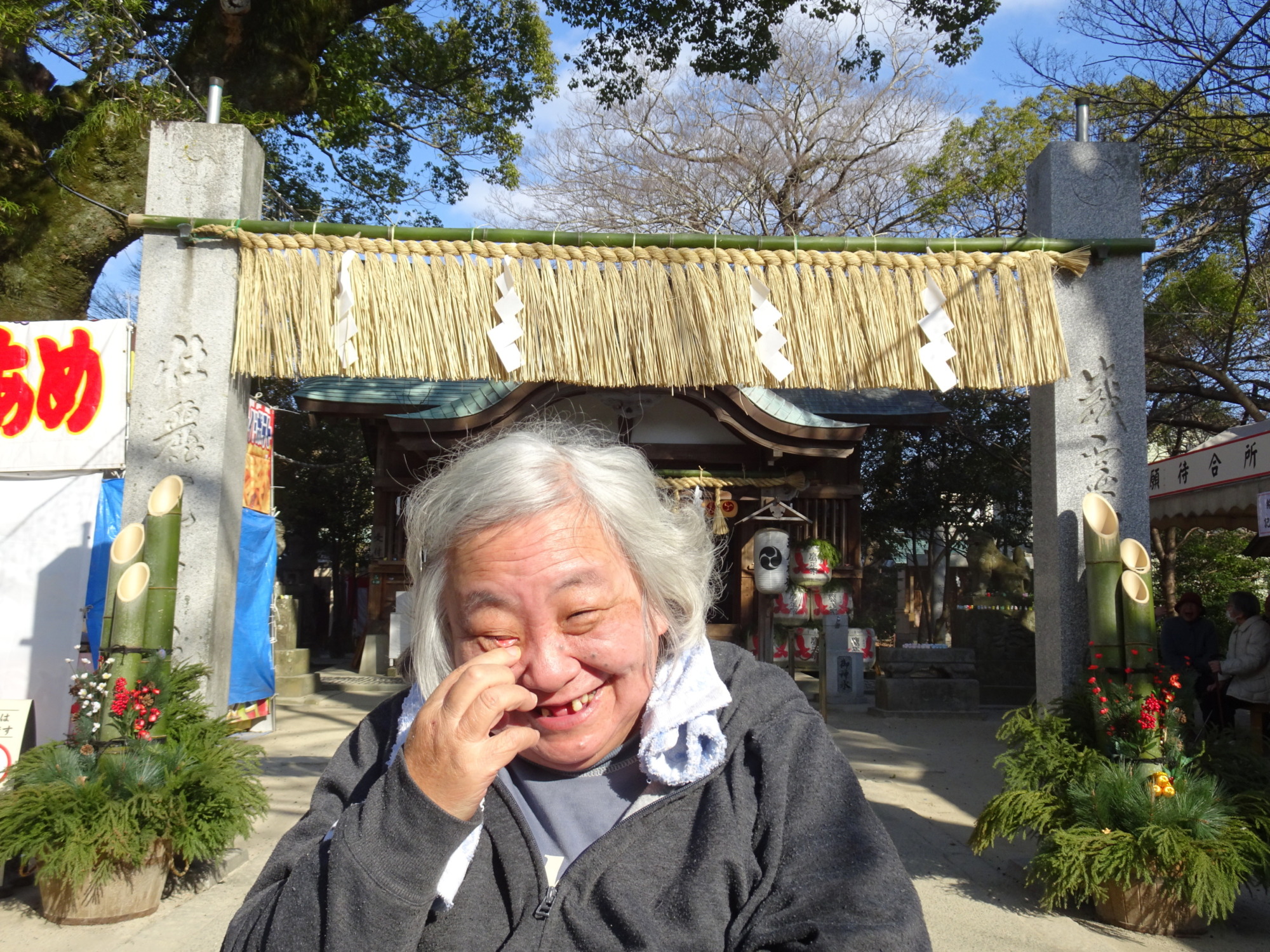 鳥居の前で写る利用者さん