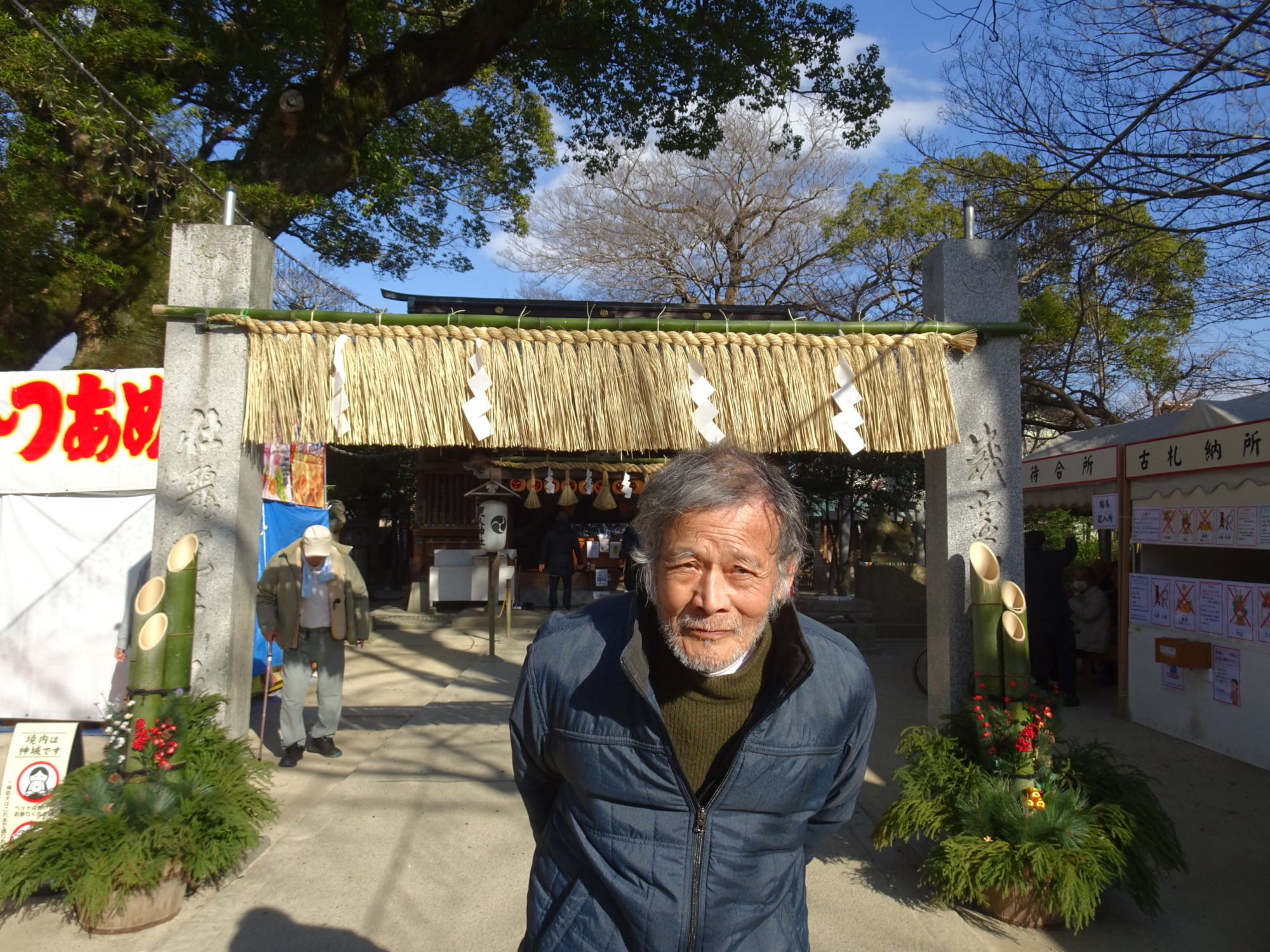 鳥居の前で写る利用者さん