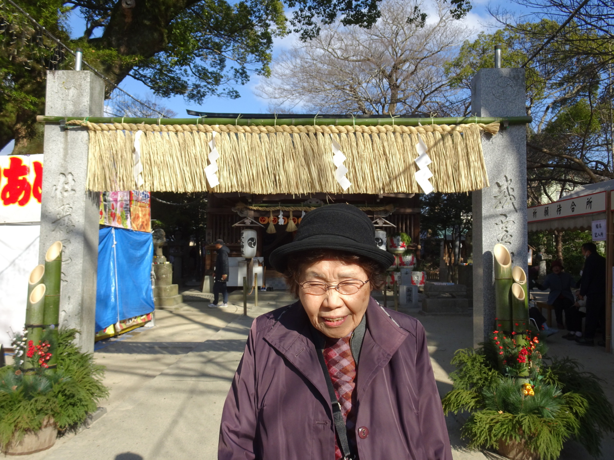 現人神社の鳥居の前で写真にうつる利用者さん