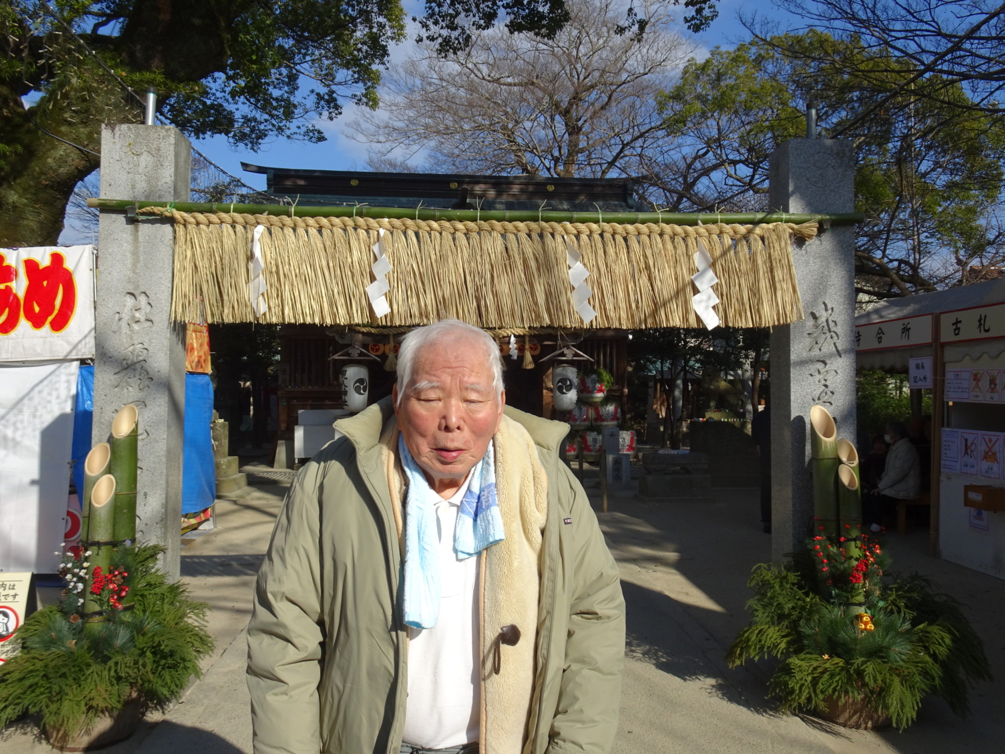 鳥居の前で写る利用者さん