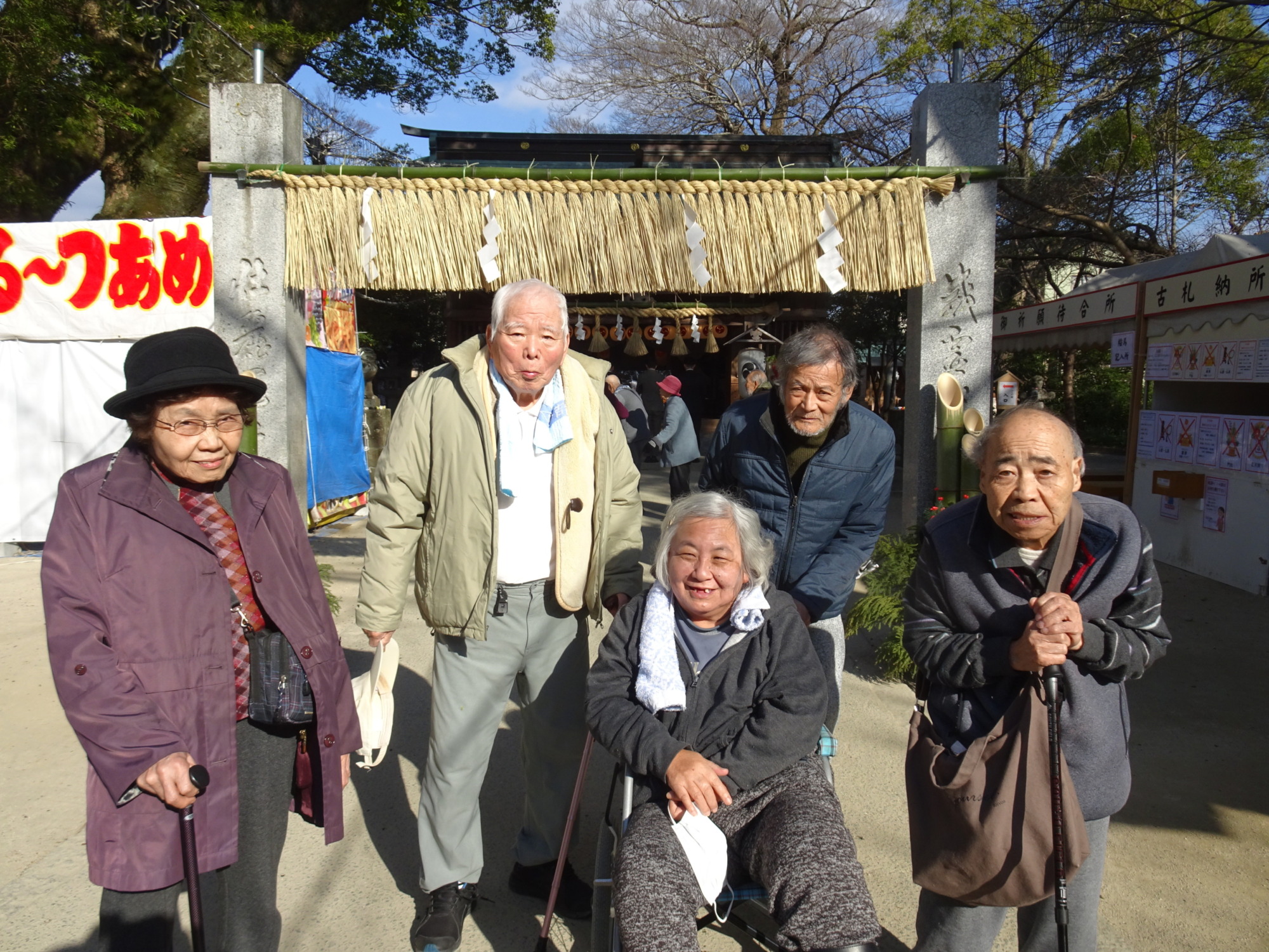 鳥居の前で写る利用者さんたち