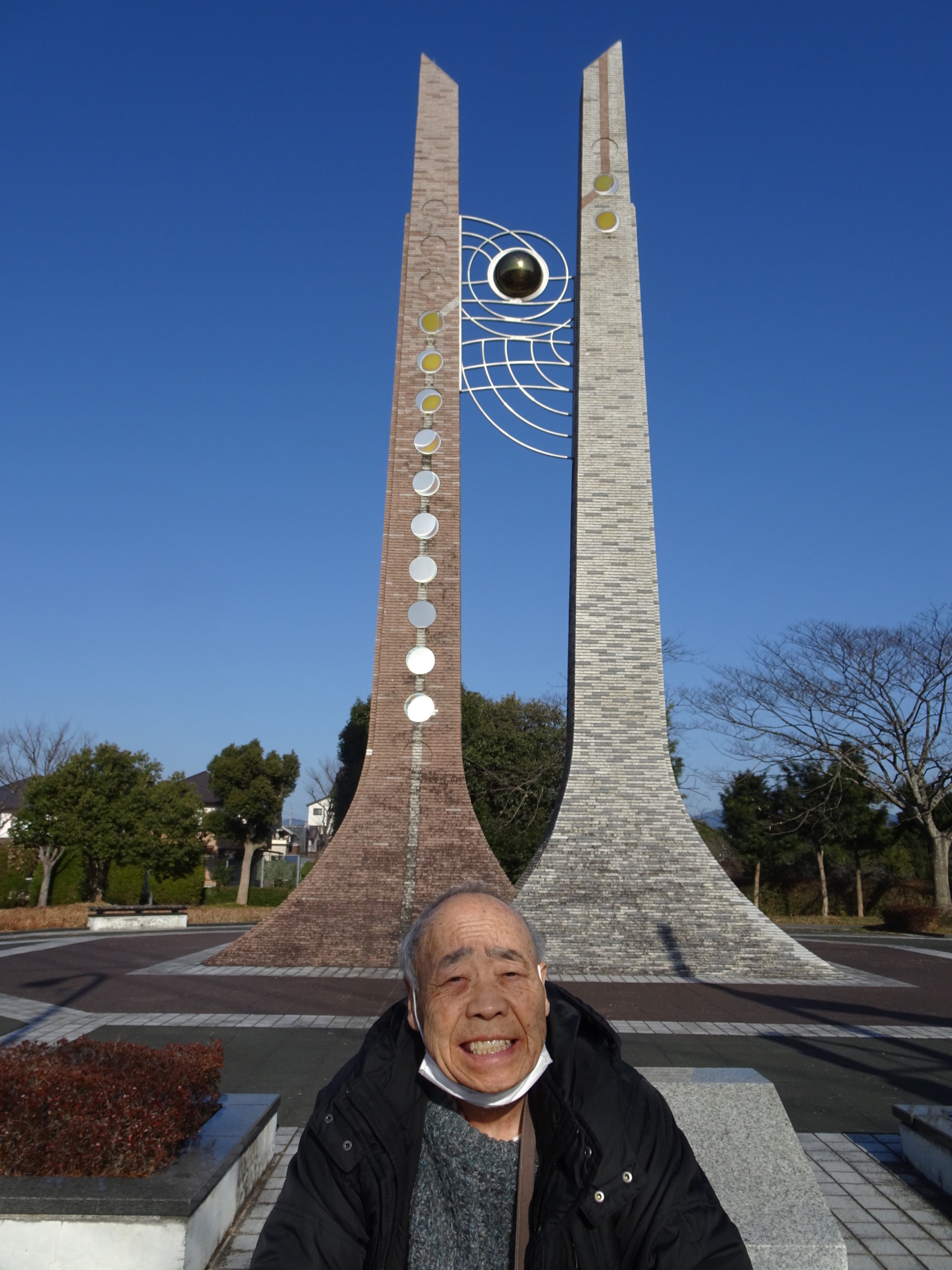 月の浦近隣公園のオブジェの前撮った写真