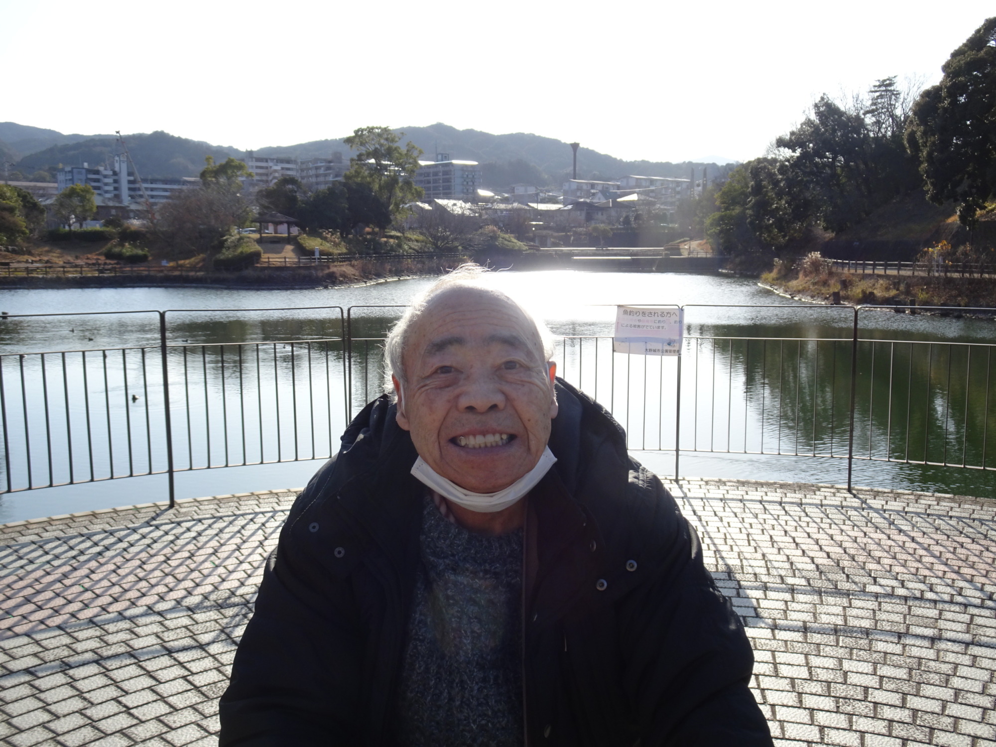 月の浦近隣公園の池の前で撮った利用者さんの写真