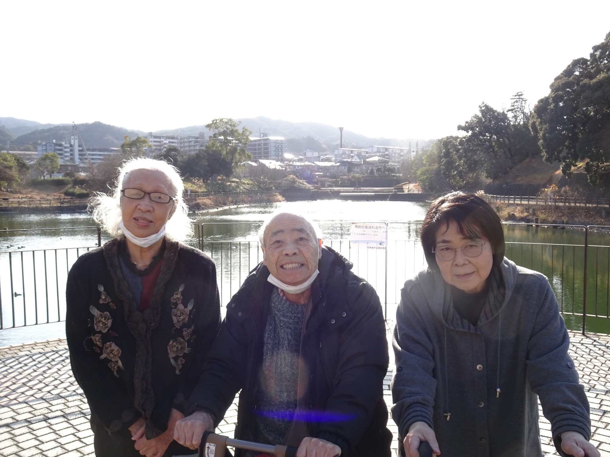 月の浦近隣公園の池の前で撮った利用者さんたちの写真