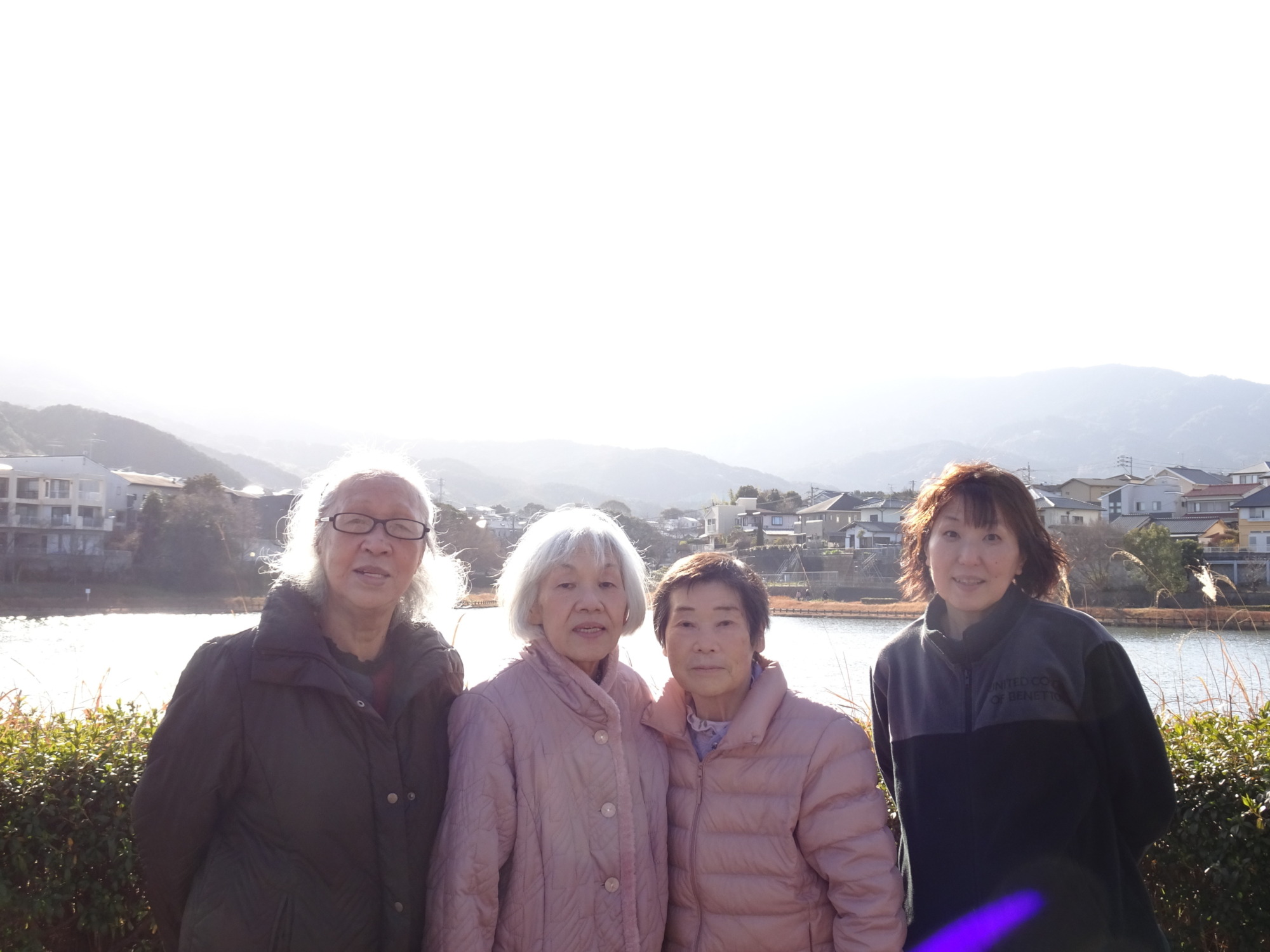 箱の池の前で撮った利用者さんたちとワーカーの写真