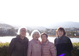 箱の池の前で撮った利用者さんたちとワーカーの写真