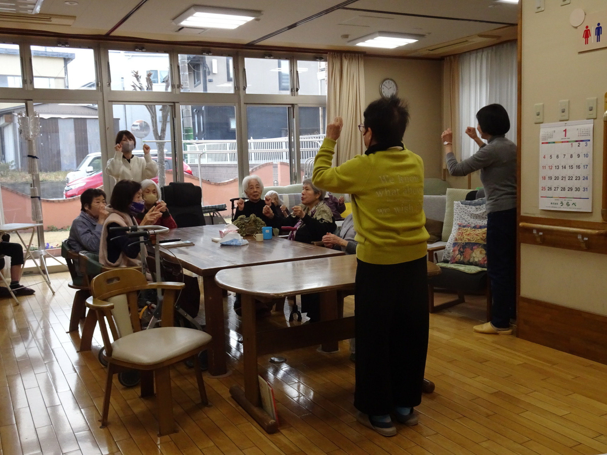 ボランティアの方と一緒に手遊びを楽しむ利用者さん