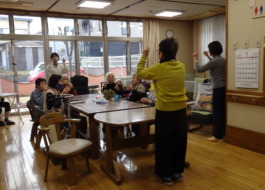 ボランティアの方と一緒に手遊びを楽しむ利用者さん