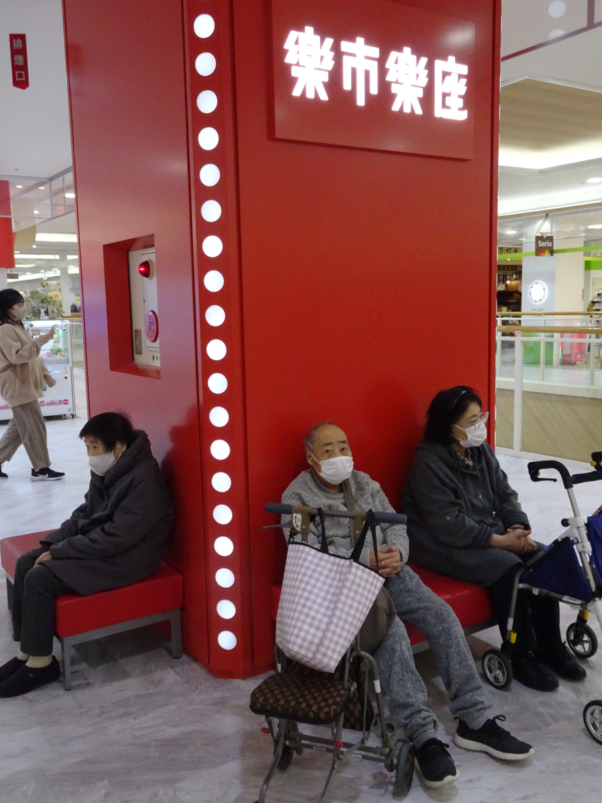 ショッピングモール内で休憩する利用者さんたち