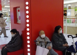 ショッピングモール内で休憩する利用者さんたち