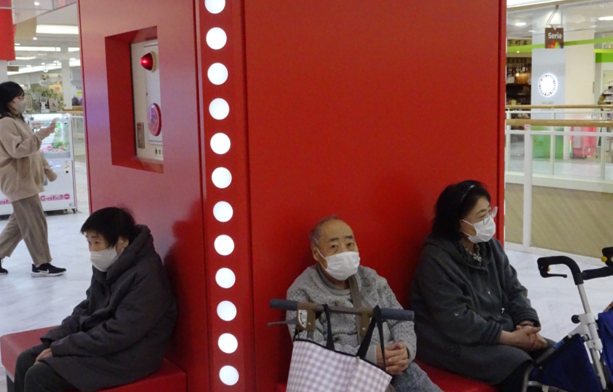 ショッピングモール内で休憩する利用者さんたち