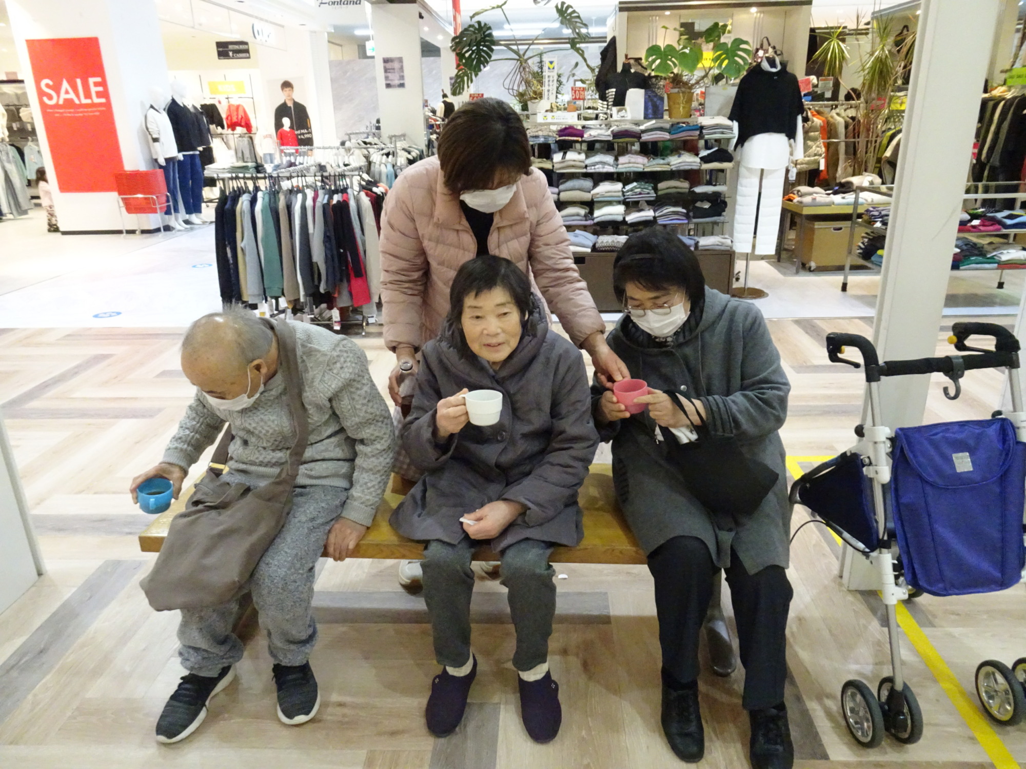 ショッピングモール内で休憩する利用者さんたち