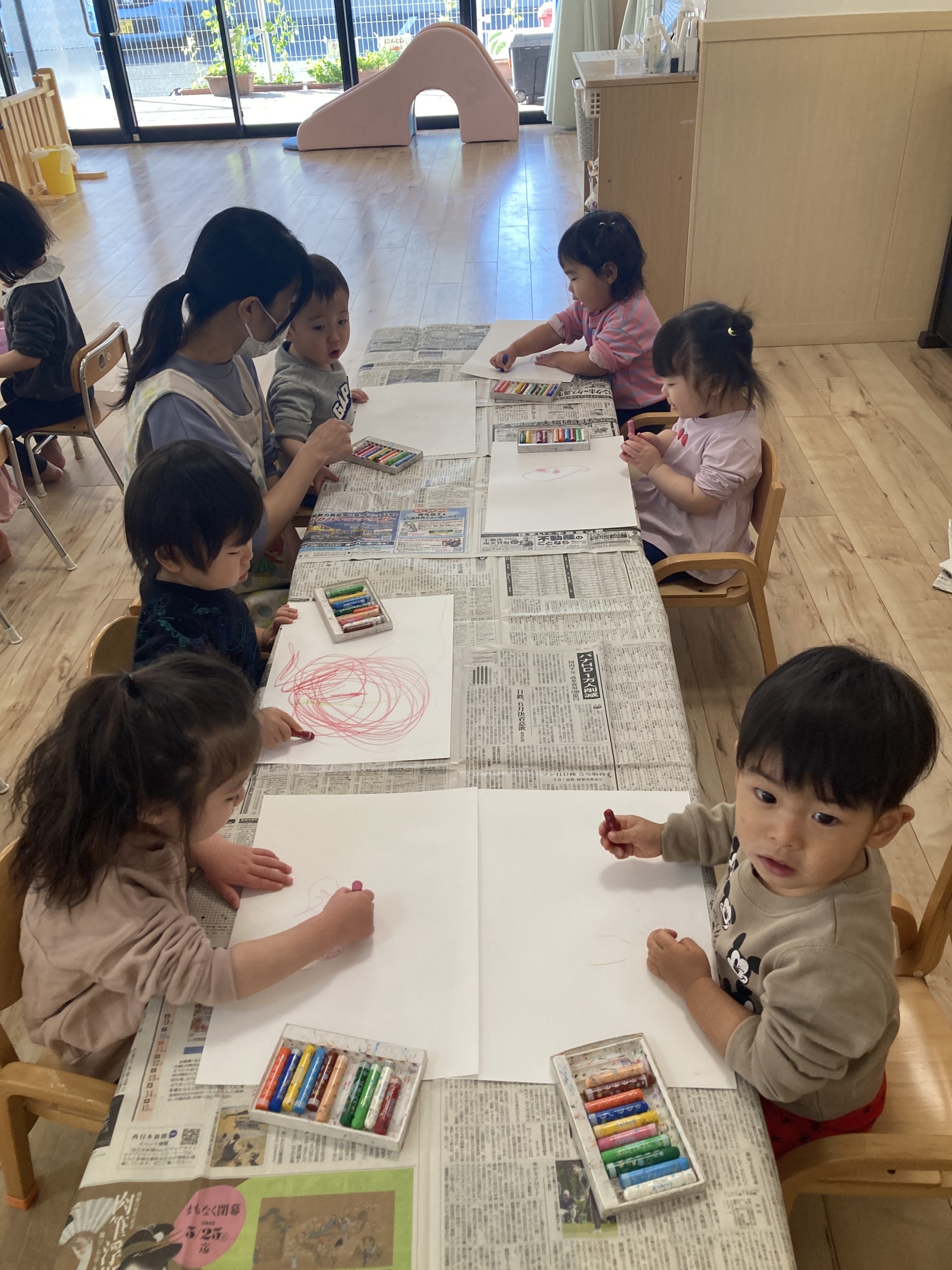 お絵描きをする子ども7枚