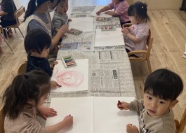 お絵描きをする子ども7枚