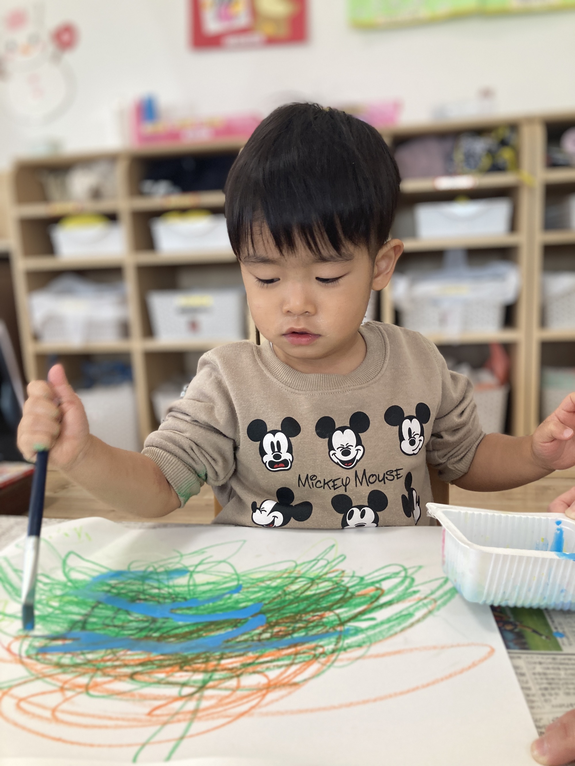 絵の具を塗るこども